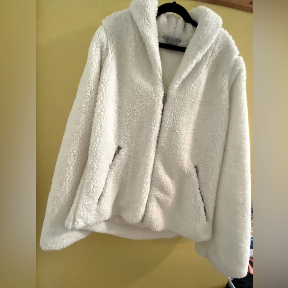 Gaiam  White Medium M Fleese zips up size M Coat thick & warm 2 zipper  pockets